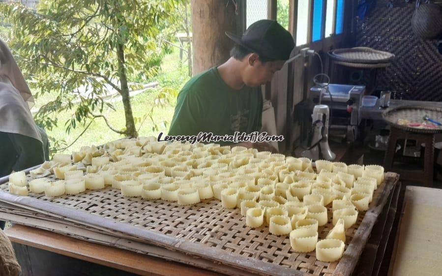 Proses pembuatan slondok di Omah Slondok Borobudur di Desa Wanurejo Kecamatan Borobudur