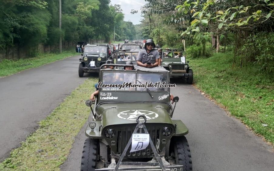 Jeep Lava Tour Merapi sedang menelusuri rute untuk memancing adrenalin wisatawan