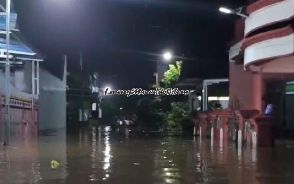 Banjir menggenangi jalan dan rumah warga Perumnas Winong (sebelah utara SMA PGRI 01 Pati)