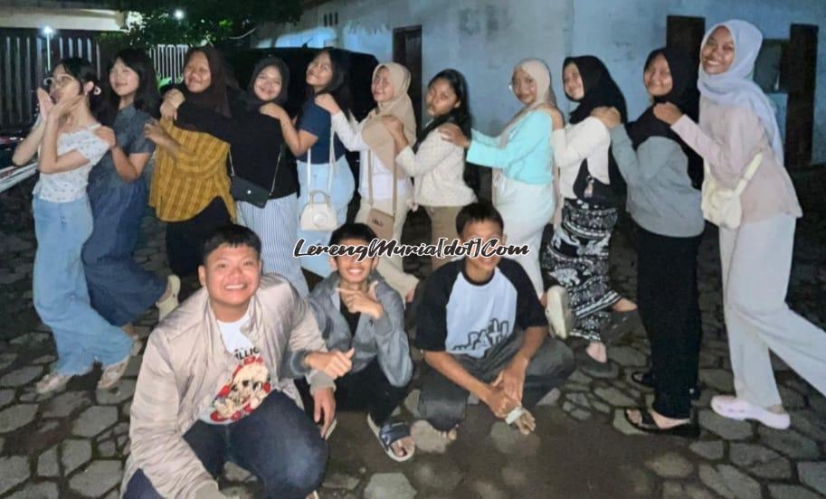 Foto bersama seusai acara reuni kelas sebagai wujud kebersamaan