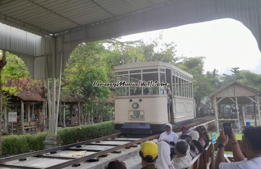 Tiruan kereta tua jaman penjajahan Belanda di Studio Alam Gamplong