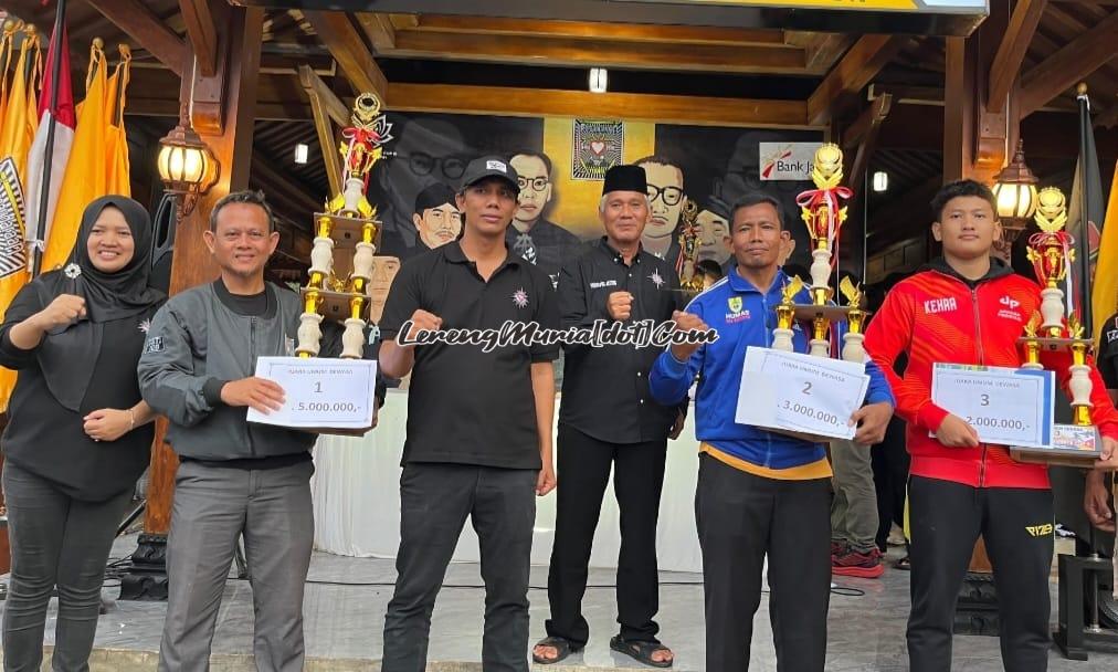 Penyerahan piala dan uang pembinaan untuk juara umum dewasa Krida SH Terate III Jateng 2026 di Padepokan SH Terate Kabupaten Semarang
