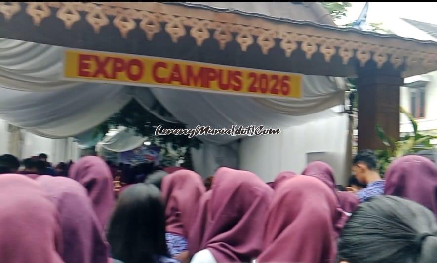 Suasana karamaian di pintu masuk Expo Campus di Hotel Pati Kabupaten Pati
