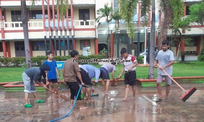 Pesilat SH Terate SMAN 3 Pati saling bahu membahu membersihkan lumpur sisa banjir di halaman depan sekolah