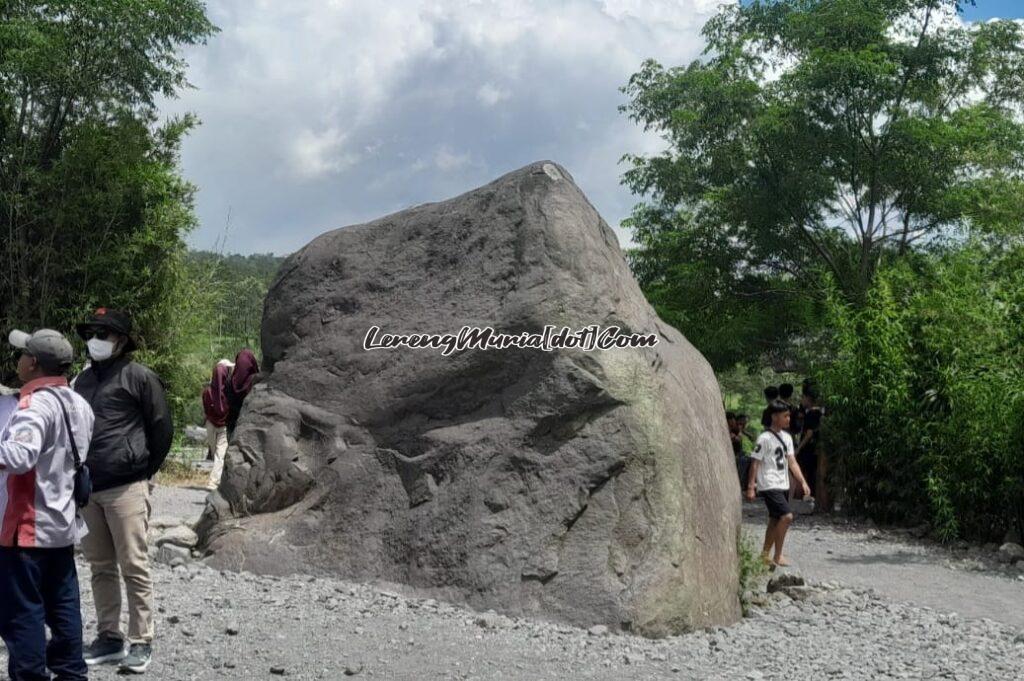 Wisata Batu Alien (mirip makhluk luar angkasa/alien) di Sleman Yogyakarta yang ramai dikunjungi wisatawan