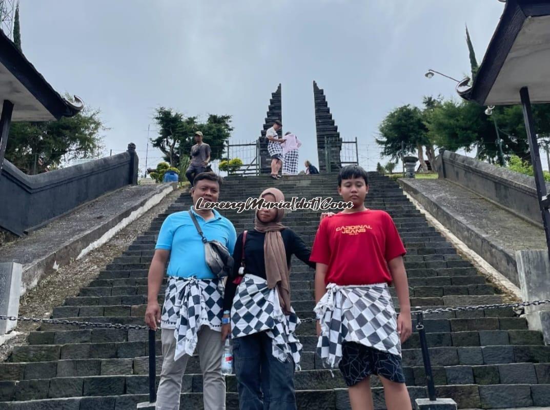 Arsitektur Candi Cetho yang menyerupai pura di Bali