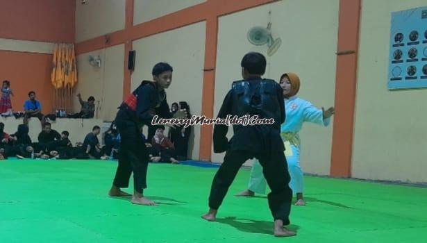 Pesilat dari Bangau Ruyung (merah) menghadapi pesilat SH Terate Cabang Pati (biru) dalam uji tanding di Padepokan SH Terate Pati (1/2/2026)