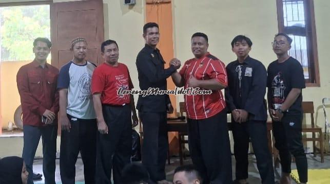 Ketua Cabang SH Terate Pati Abdul Khalim (4 dari kiri) berjabat tangan dengan Ketua Bangau Ruyung Kudus Mas'ud (5 dari kiri) sebelum acara uji tanding dimulai