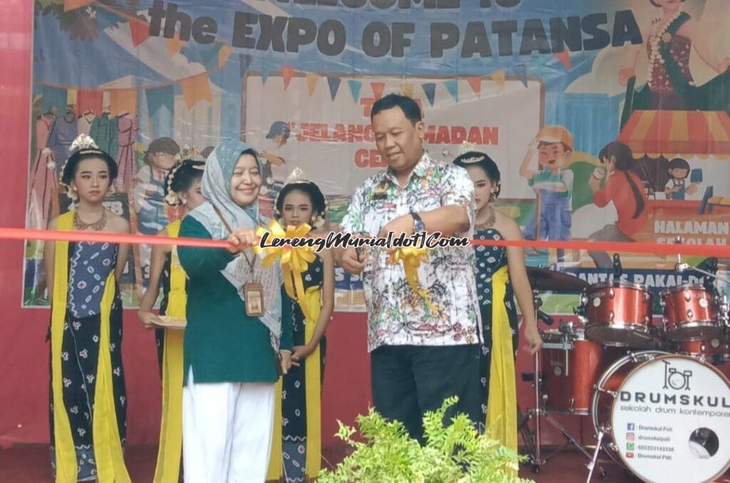 Kepala Korwilcam Bidang Pendidikan Abdi (kanan) memotong pita didampingi Kepala SDN 01 Pati Wetan 01 Pati Suci Imbarwati (kiri) di acara Expo Ramadhan Ceria