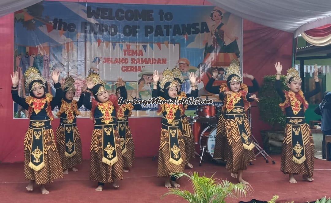 Salah satu penampilan seni tari yang diperagakan oleh siswa SDN 01 Pati Wetan 01 Pati dalam rangka meningkatkan minat bakat siswa