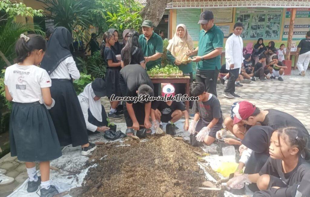 Para siswa SDN Pati Wetan 01 Pati sedang melakukan kegiatan Satu Bibit Untuk Kita (Sabit Unta) di halaman sekolah