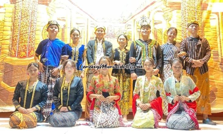 Foto bersama para pemeran cerita Lutung Kasarung seusai tampil drama musikal