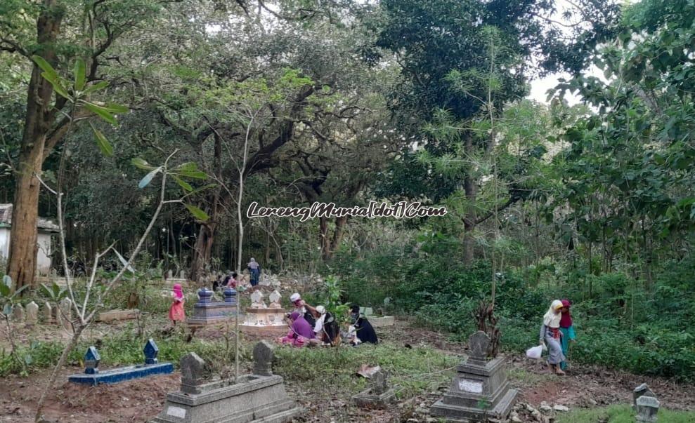Ilustrasi tenangnya suasana nyadran di pemakaman umum Desa Pegandan Pati