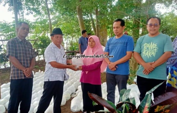 Tikno (2 dari kanan) selaku Camat Gembong ikut hadir dalam kegiatan tebar bibit ikan di Waduk Seloromo Gembong Pati (20/2/2026)