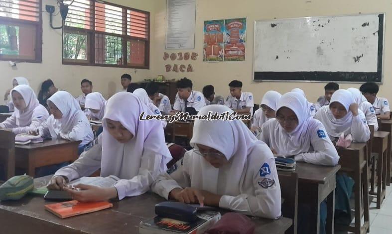 Siswa SMAN 3 Pati mengikuti tadarus Al Qur'an di dalam kelas di awal pertama pembelajaran di bulan Ramadhan