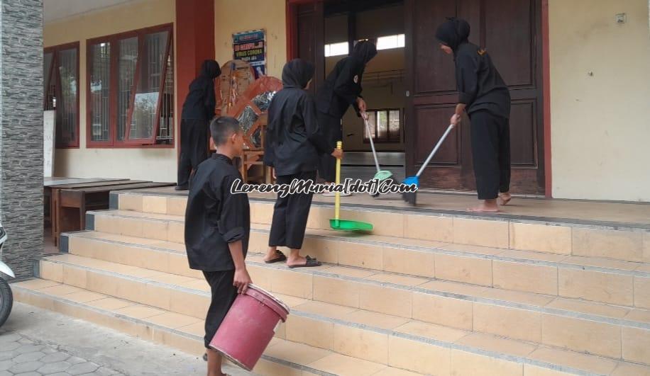 Pesilat SH Terate Komisariat SMAN 3 Pati sedang membersihkan auditorium yang digunakan untuk latihan rutin setiap harinya