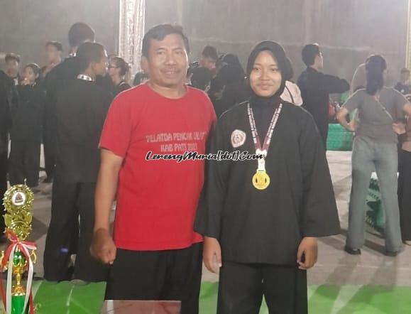 Pesilat MTsN 3 Pati Syifa Nadya Fahma (kanan) meraih medali emas Piala Ranting Wedarijaksa III