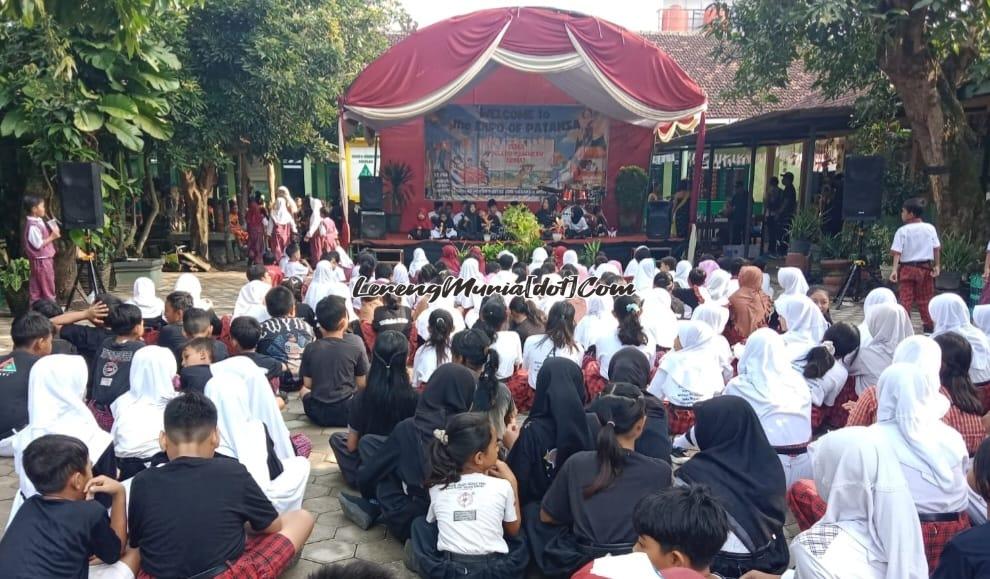 Siswa SDN Pati Wetan 01 Pati dengan tertib menyaksikan acara Expo Ramadhan Ceria di halaman sekolahnya