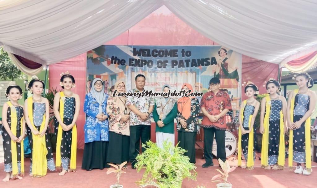 Guru dan perwakilan siswa foto bersama dengan Korwilcam Bidang Pendidikan Kecamatan Pati Abdi (6 dari kiri) dan Kepala SDN Pati Wetan 01 Pati Suci Imbarwati (7 dari kiri) di atas panggung