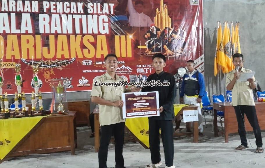 Fahmi Wildan (tengah), pesilat dari SH Terate SMPN 3 Pati yang meraih prestasi sebagai pesilat putra terbaik dalam Piala Ranting Wedarijaksa III tingkat Cabang Pati