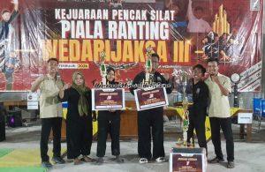 Pelatih SH Terate Komisariat SMAN 3 Pati Muhammad Lintang Terate menerima piala bergilir sebagai juara umum 1 Piala Ranting Wedarijaksa III 2026