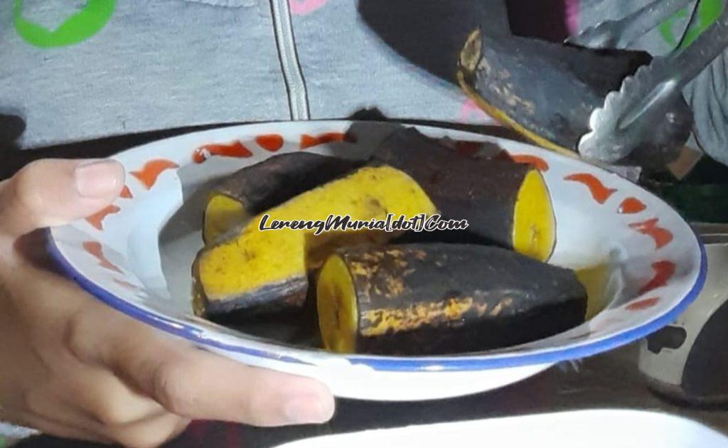 Pisang byar rebus yang menjadi menu utama saat berbuka puasa keluarga Sania di Desa Klakah Kasihan Pati
