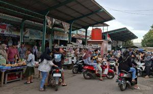 Suasana ramai dipenuhi penjual takjil di depan Pasar Gembong Pati