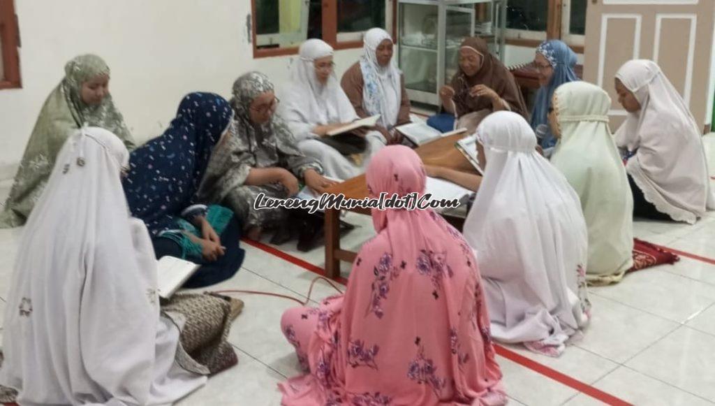 Warga Perum Rendole Indah Blok I-2 Muktiharjo Pati sedang melakukan tadarus di Mushola Nurul Ikhlas