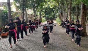 Peserta UKT Komisariat SMAN 3 Pati sedang melakukan peregangan