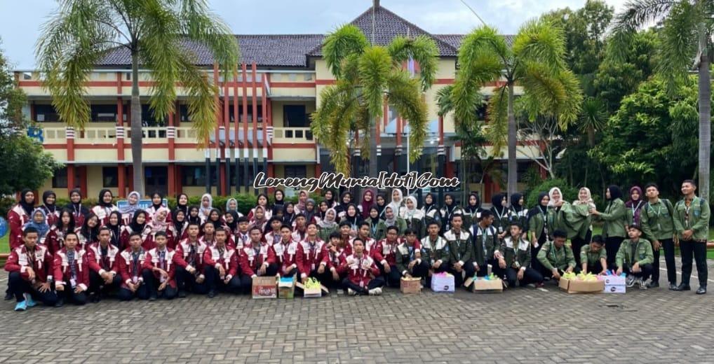 Foto bersama Pengurus OSIS/MPK SMAN 3 Pati di depan sekolah sebelum kegiatan bagi takjil
