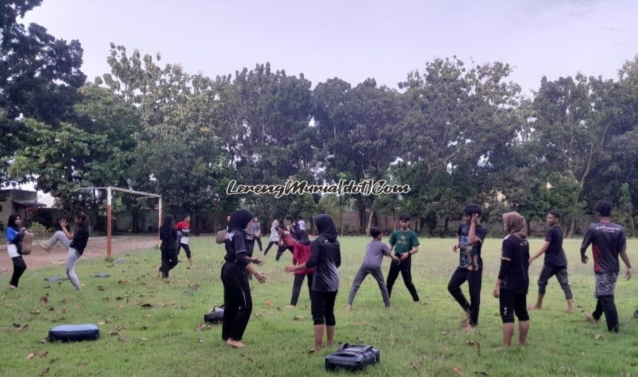 Pesilat SH Terate SMAN 3 Pati sedang latihan d lapangan sepak bola sekaligus ngabuburit