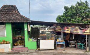 Lapak Mbak Hesti yang berada di Jl. Suwondo Dukuh Sekarkurung Desa Muktiharjo yang mengalami peningkatan pembeli di bulan Ramadhan
