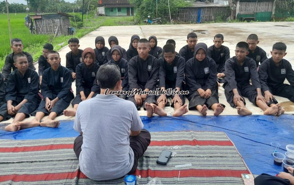 Moh. Sodikin (membelakangi kamera), selaku Wakil Ketua II SH Terate Cabang Pati memberikan nasehat atau wejangan kepada peserta UKT Ranting Trangkil
