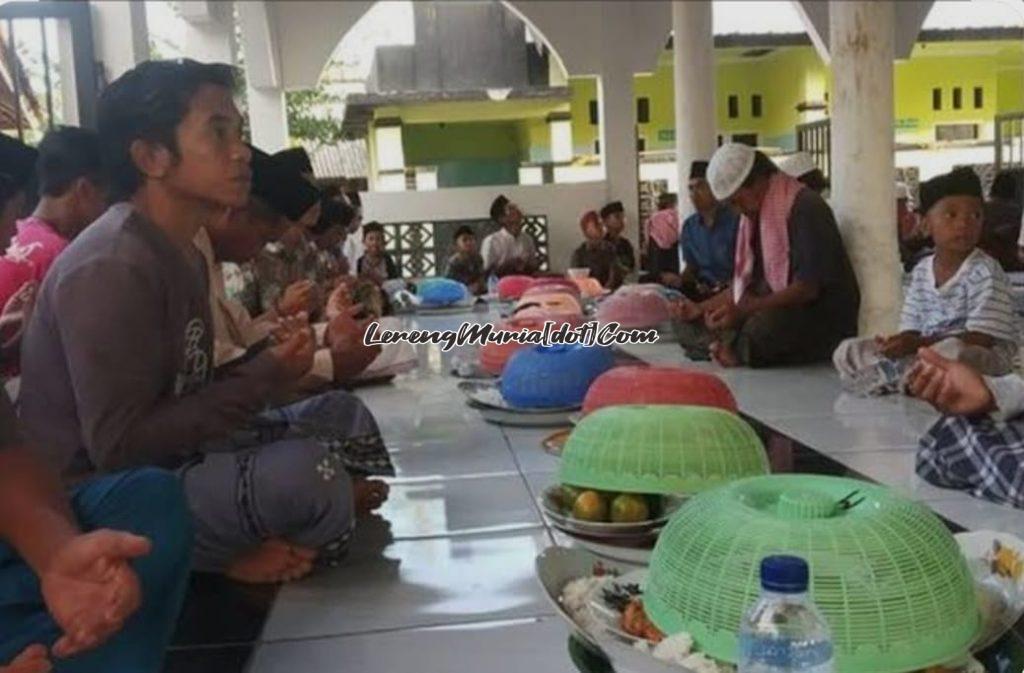 Ilustrasi warga Punggursugih Blora sedang mengadakan acara Malem Selikur di Masjid Al Huda (Foto: Kompas.com)