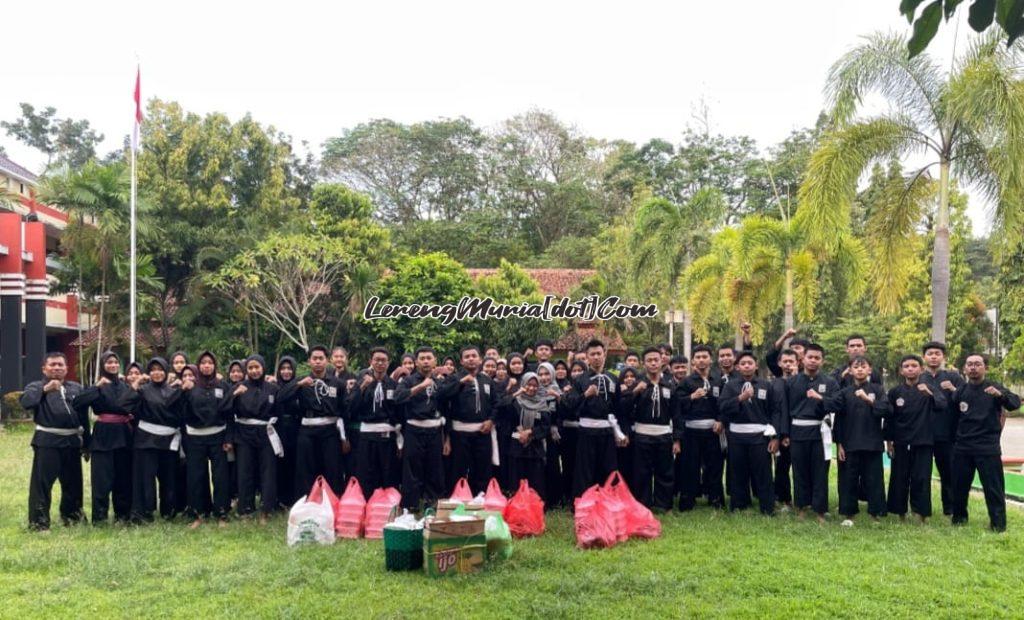 Pesilat SH Terate Komisariat SMAN 3 Pati bersiap untuk berbagi takjil di berbagai lokasi di Kota Pati