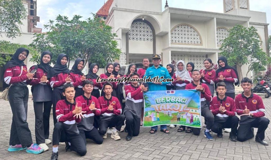 Anggota KOPPASGA berfoto bersama seusai bagi takjil di Jl. Ahmad Yani Kota Pati