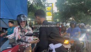 Warga SH Terate Rayon Winong Pati membagikan takjil di Jl. Diponegoro Kota Pati