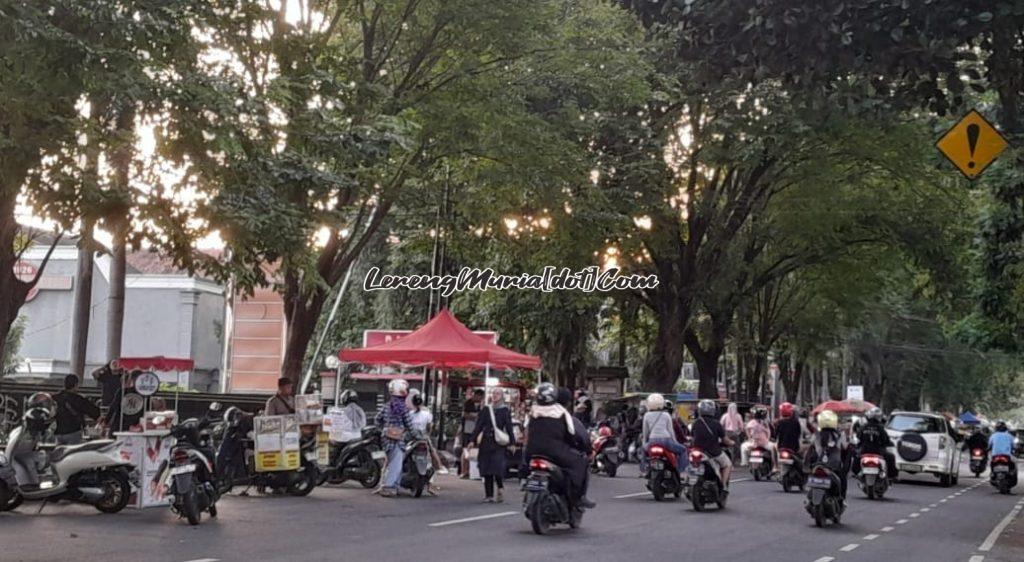 Suasana Jl. Sudirman di sore hari saat bulan Ramadhan