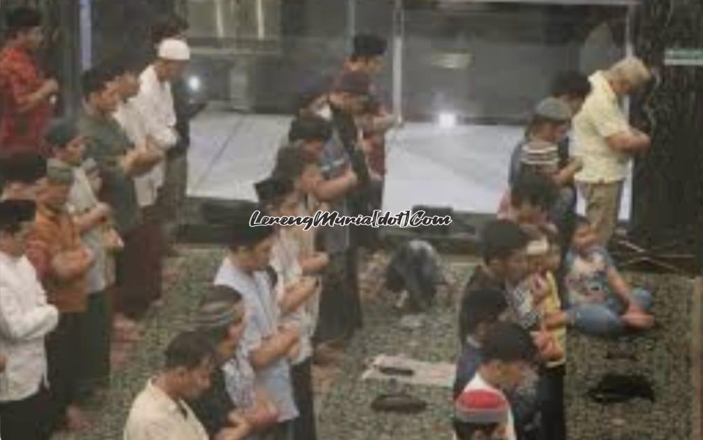 Ilustrasi anak kecil mengikuti tarawah pada jaman dahulu (Foto: Radar Tulungagung)