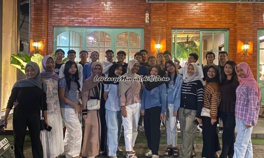 Foto bersama Kelas IX-F SMPN 3 Pati pada saat buka bersama di Rumah Makan Warisan Nyonya Kota Pati