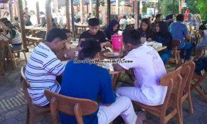 Pesilat SMPN 3 Pati sedang buka bersama di Rumah Makan Bale Ndadah Pati