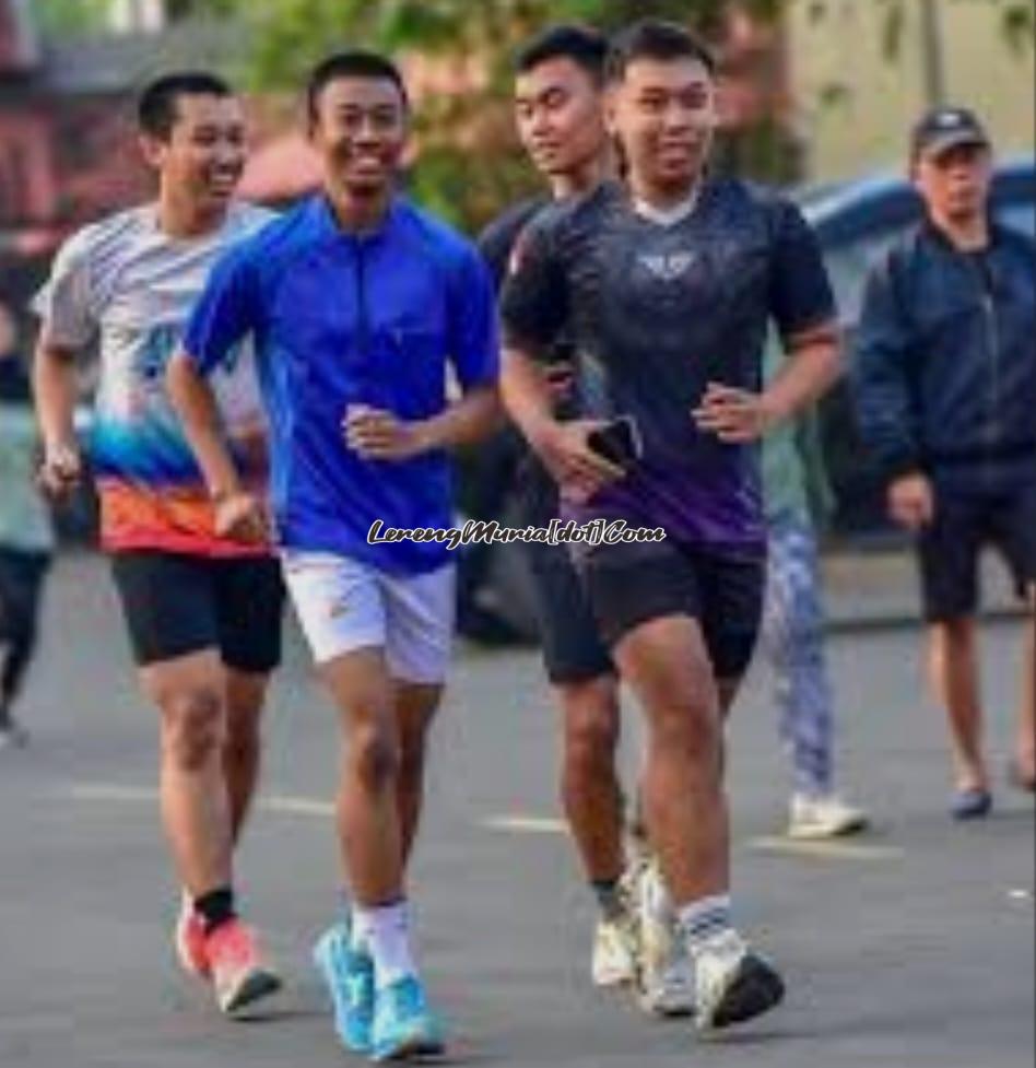 Ilustrasi para peserta bina jasmani sedang latihan fisik bulan Ramadhan di Stadion Joyo Kusumo Pati