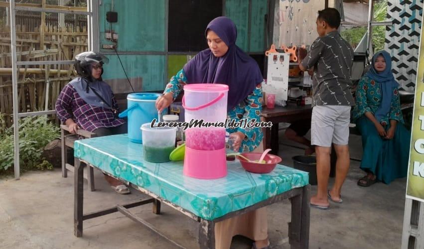 Mama Ridlo sedang melayani pembeli di ruas jalan Sekarkurung Pati