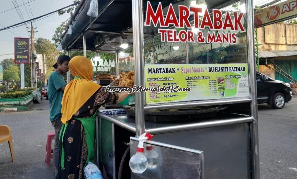 Hj. Siti Fatimah, pedagang martabak dan jajan di depan GOR Puri Pati: tidak seramai tahun lalu