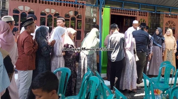Keluarga Bani Jayakarta sedang bersalam-salaman dalam acara halalbihalal di Desa Pasuruhan Kayen