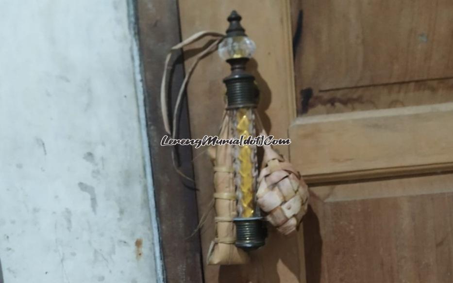 Sepasang ketupat lepet yang digantung di gagang pintu masuk, dipergunakan untuk menyambut roh keluarga yang pulang ke rumah