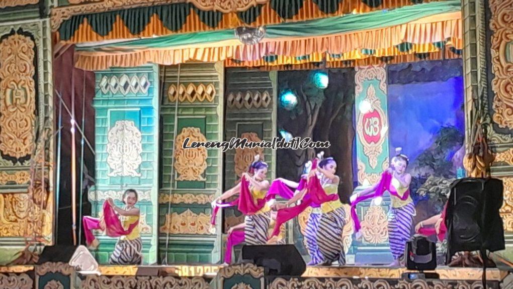 Pentas salah satu grub kethoprak di Kabupaten Pati yang mulai manggung setelah hari Lebaran