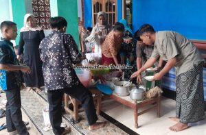 Keluarga besar Buyut Karto Ramso sedang menikmati kebersamaan pada saat makan siang di acara reuni