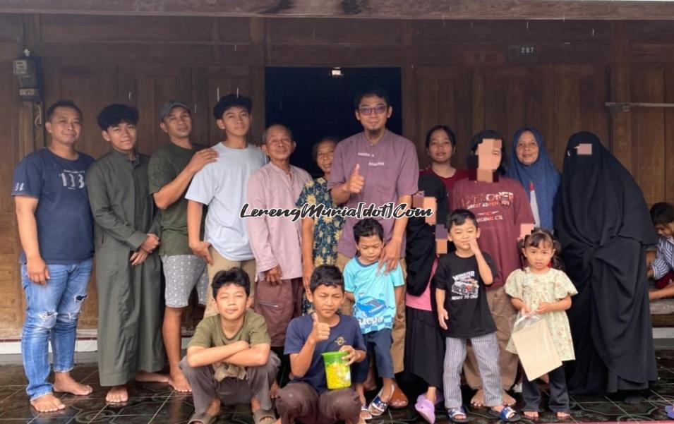 Keluarga besar Mbah Karsono foto bersama pada waktu reuni (20/3/2026) di Bringinwareng Pati