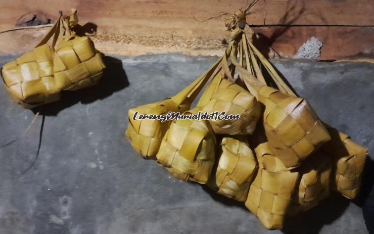 Ketupat yang sudah matang digantung di dinding rumah dan siap untuk dinikmati